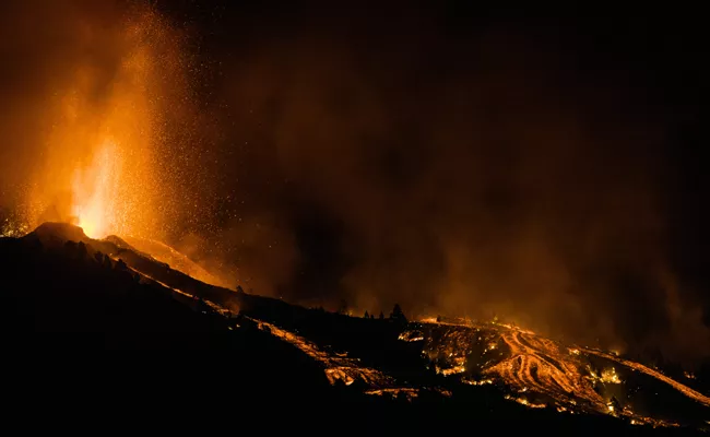 Volcano Erupts On Spain Atlantic Ocean Island Of La Palm - Sakshi