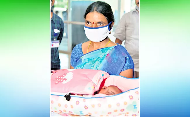 AP Zilla Parishad: Two Women ZPTC Swearing With Newborn Babies - Sakshi
