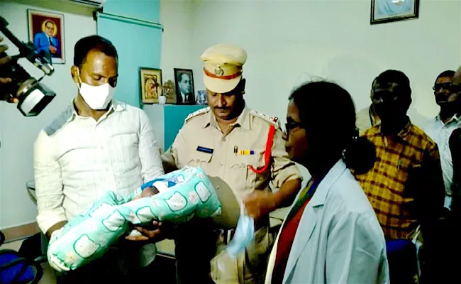 Police Arrest Newborn Boy Kidnappers In GGH At Guntur District - Sakshi