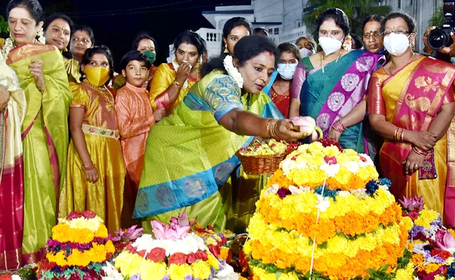 Bathukamma Festival Celebrations 2021 At Raj Bhavan Governor Tamilisai Comments - Sakshi
