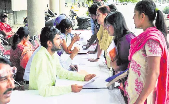 Students Allege Engineering Colleges Refusing To Give Seats In The B Category - Sakshi