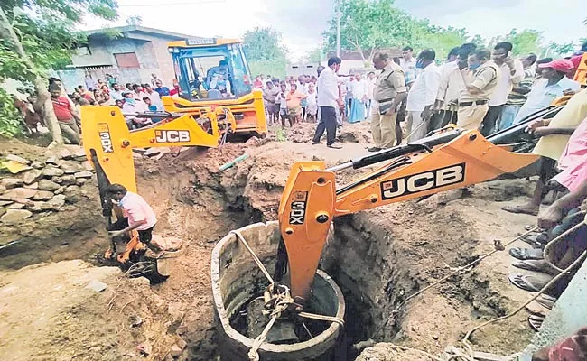 Young Man Fell Into A Well In Hanamkonda District - Sakshi