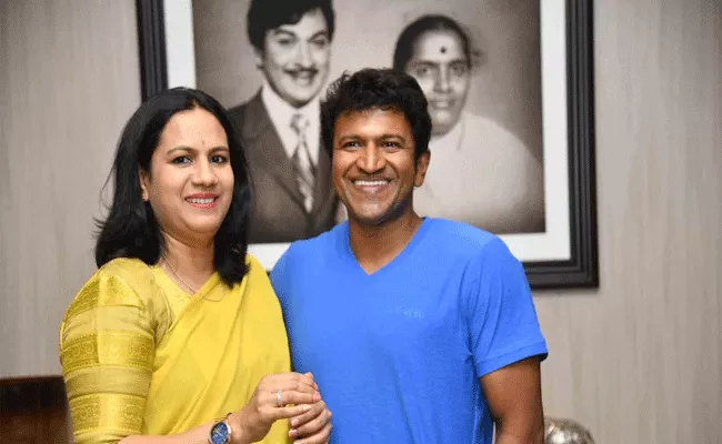 Puneeth Rajkumar Wife And Family Appeals Fans Not To End Lifes - Sakshi