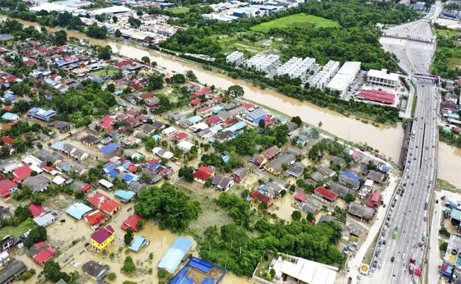 Malaysia Floods Displaced More Than 30000 People After Heavy Rains - Sakshi