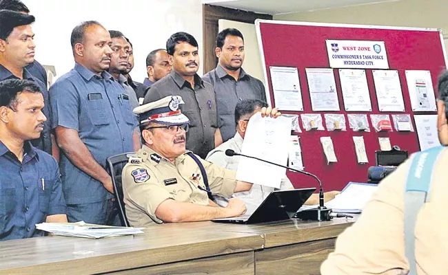 Fake Aadhar Card Gang Arrested By Police Hyderabad - Sakshi