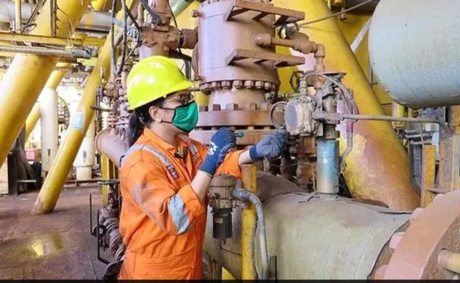 Minister Hardeep Puri Lauds Women Working On Oil Rigs - Sakshi