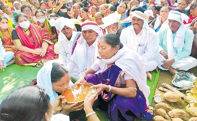 Sesame Oil Drinking As Prasadam In Kamdev Jatara Adilabad District - Sakshi