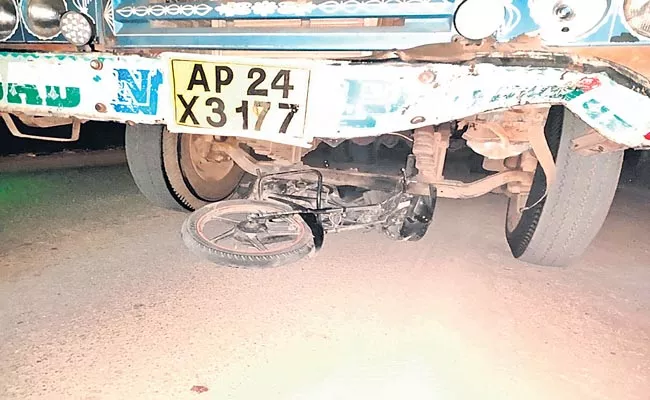 Young Man Died Due To Lorry Hits Bike Road Accident In Narayanpet District - Sakshi