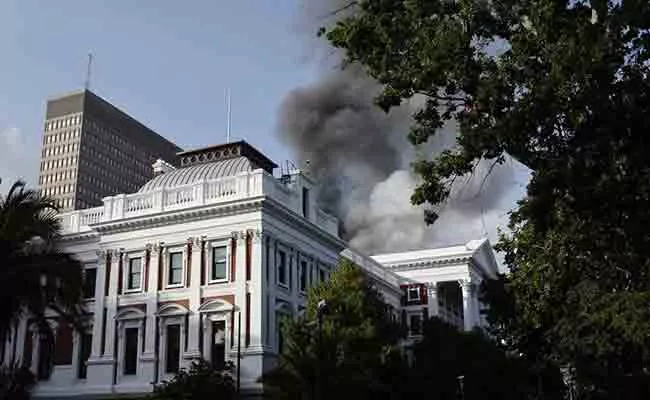 Fire Rages At South Africa Parliament Building At Cape Town - Sakshi