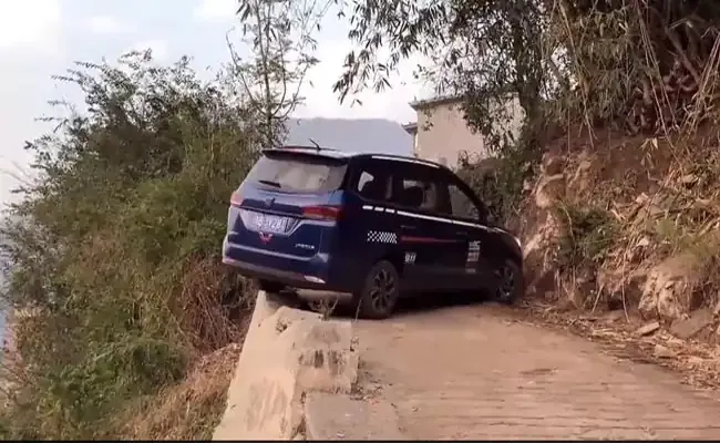 Viral Video: Driver Executing U Turn On Narrow Mountain Road - Sakshi