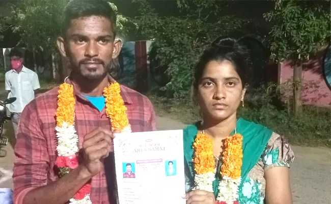 Newly Married Couple Seeks Police Protection In Miryalaguda - Sakshi