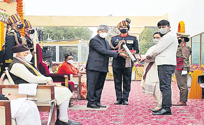 Jammu Kashmir Police ASI Babu Ram Conferred With Ashok Chakra Posthumously - Sakshi