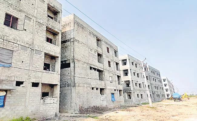 Telangana Government Facing Financial Problems On Double Bedroom Houses Scheme - Sakshi