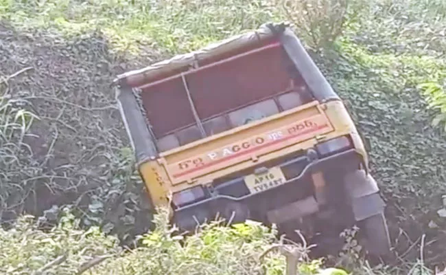 Auto Overturned On The Krishna Deck 6 Injured - sakshi - Sakshi