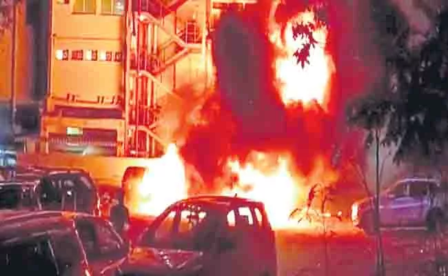 Gymkhana Club Fire Mishap Damaged High End Cars In Hyderabad - Sakshi