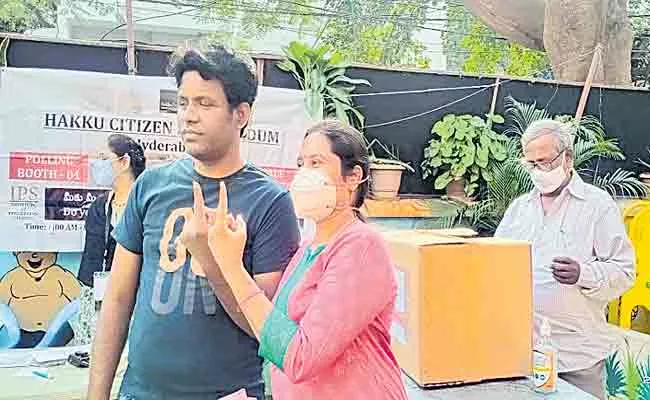 Hyderabad: Voting To Decide Fate Of Wine Shop Gurumurthy Lane - Sakshi