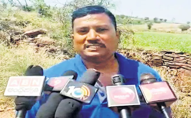 Journalist Bharat Yadav with media about Dasthagiri - Sakshi