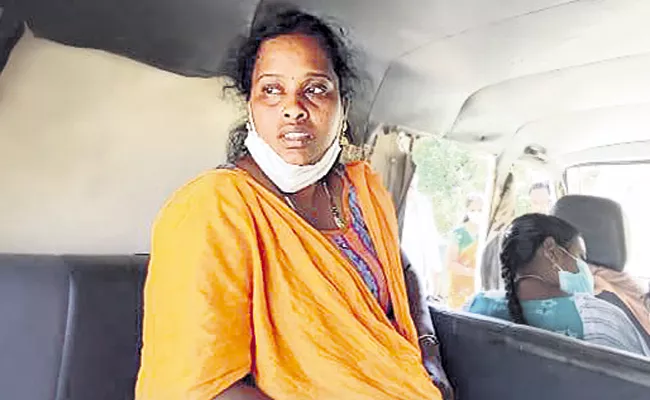 Step mother tourture to 7 years old Kid in Jangareddygudem - Sakshi