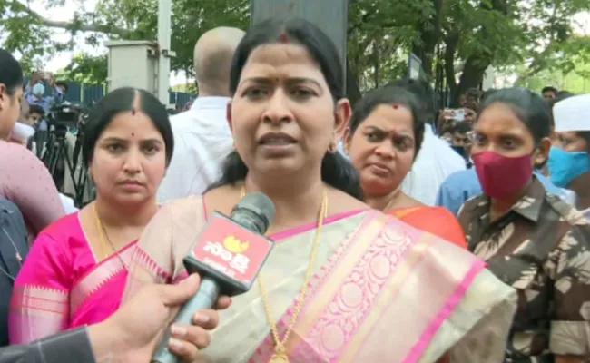 Home Minister Taneti Vanitha Reacts On Vijayawada Molestation Incident - Sakshi