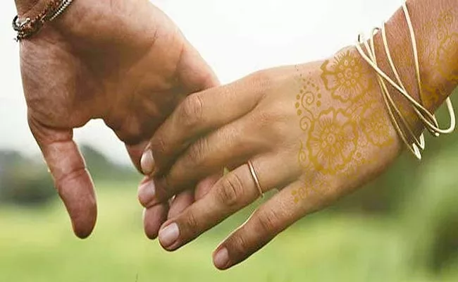 Newly Married Lovers End Their Life At Tiruvottiyur Tamil Nadu - Sakshi