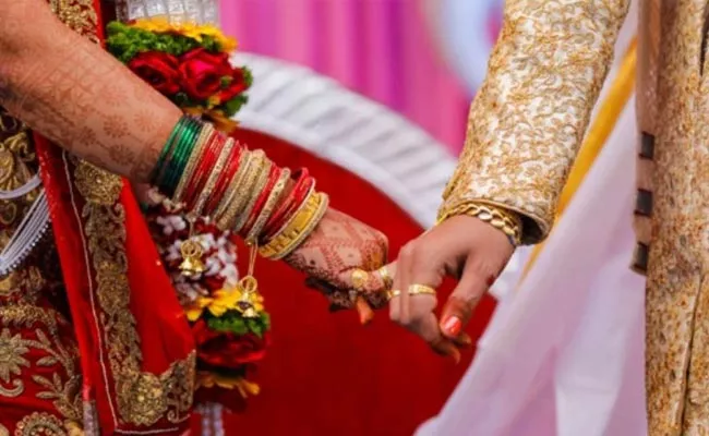 Wife Slapped Her Husband With Sandals At Madya Pradesh - Sakshi