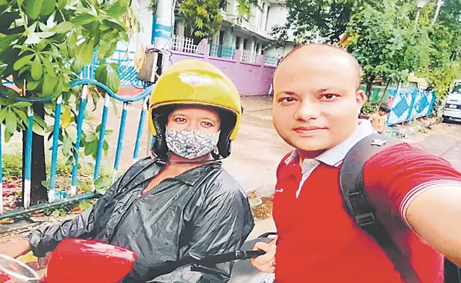 Moutushi Basu: Woman bike taxi rider sucessfull story - Sakshi