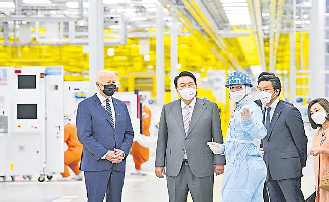 USA President Joe Biden tours Samsung factory in South Korea - Sakshi