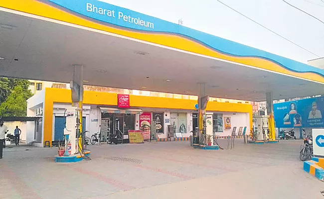 Telangana: No Stock Boards At Petrol Refilling Stations - Sakshi