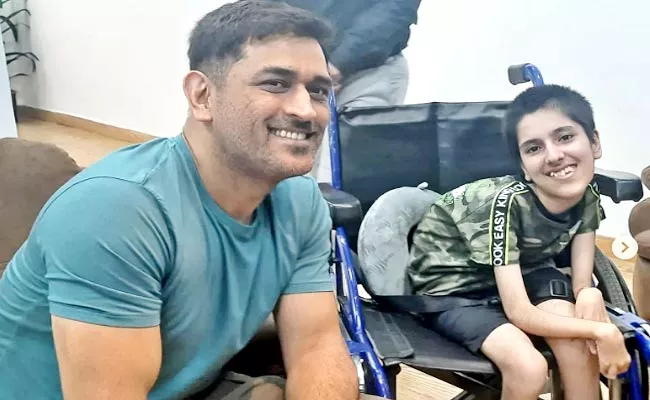 Specially-Abled Fan Overwhelmed After Meeting MS Dhoni Viral - Sakshi
