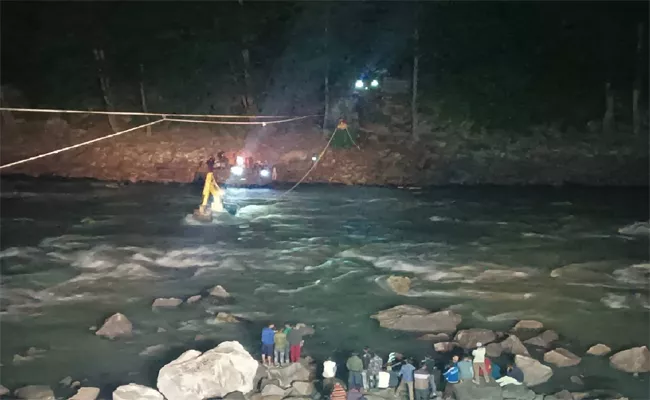Indian Army Jawans Rappel Across Chenab To Rescue 2 Youths From Drowning - Sakshi