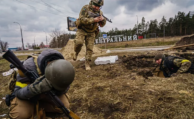 Ukrainian Attack Russian Soldiers In Trenches in World War I Style - Sakshi