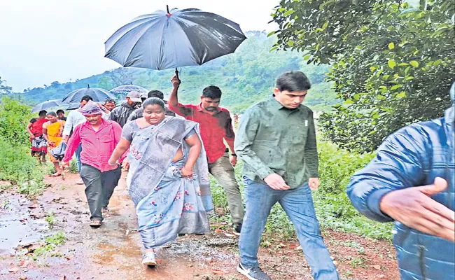 District Collectorr and MP Madhavi Tour In Heavy Rain - Sakshi