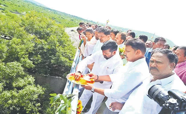Minister Jagdish Reddy Releases Irrigation Water Left Canal Of Nagarjuna Sagar - Sakshi