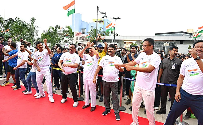 Freedom Run Hyderabad Police Politicians Dance DJ Tillu Song Get Trolled - Sakshi