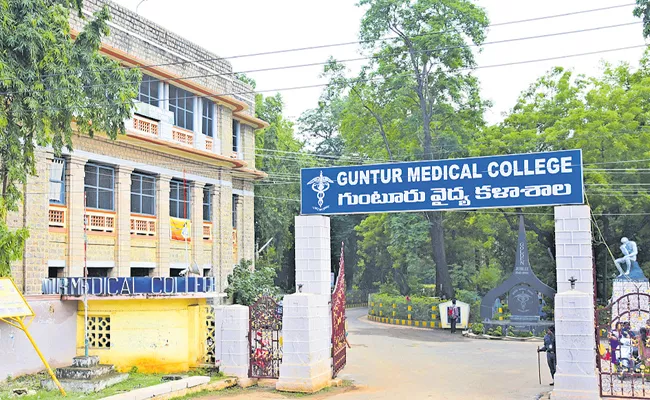 Raging in Guntur Medical College Andhra Pradesh - Sakshi