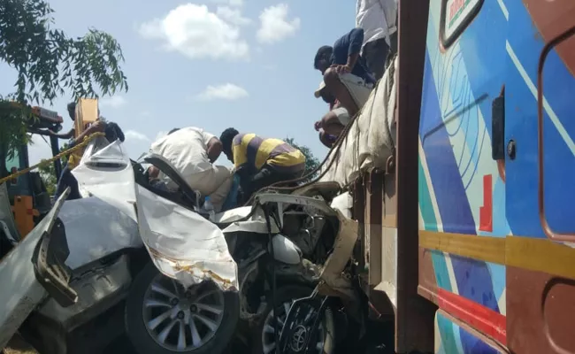 One Dead as Lorry hit a car at Kadapa Pabbapuram - Sakshi