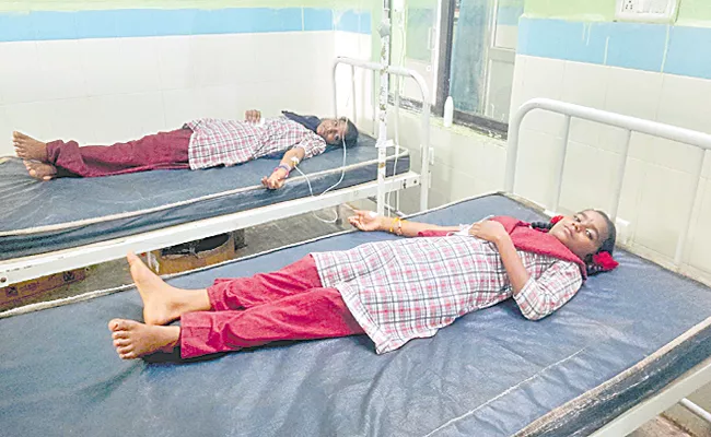 15 Sick In Kasturba School Kumuram Bheem District - Sakshi