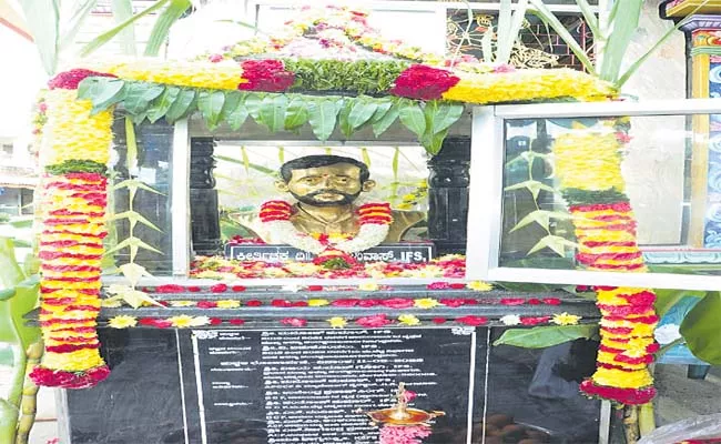 Srinivas Is In The Heart Of Karnataka Tribal People - Sakshi