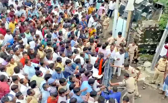 Police Baton Charge On VRAs At Telangana Assembly - Sakshi