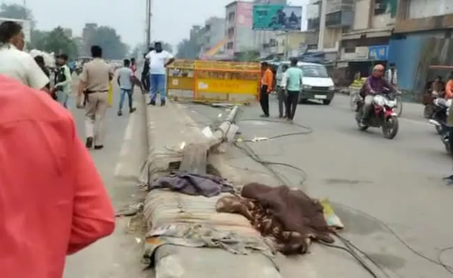 Speeding Truck Ran Over People Sleeping On Road Divider In Delhi - Sakshi