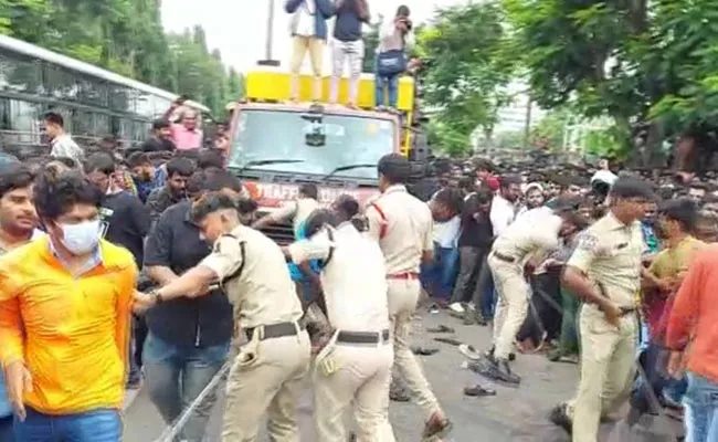 Police baton charge on cricket fans at Gymkhana Grounds - Sakshi