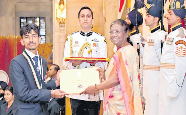 3 awards for Andhra Pradesh in Program Officer Volunteer category - Sakshi