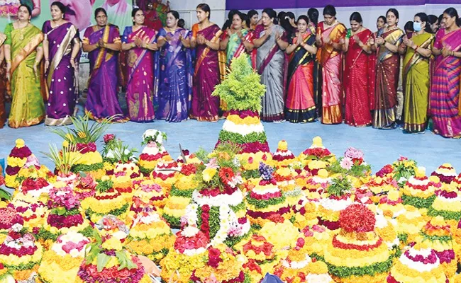Bathukamma 2022: Sri Lakshmi Deviyu Chandamama Song Lyrics In Telugu - Sakshi