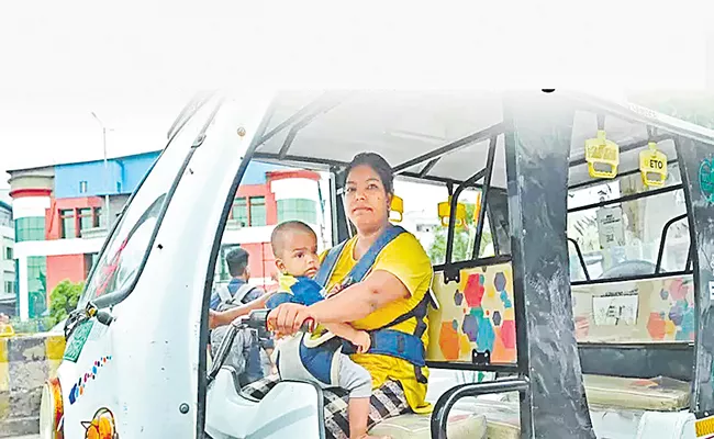 Single Mother Drives E-rickshaw in Noida With Baby Strapped to Her Chest - Sakshi