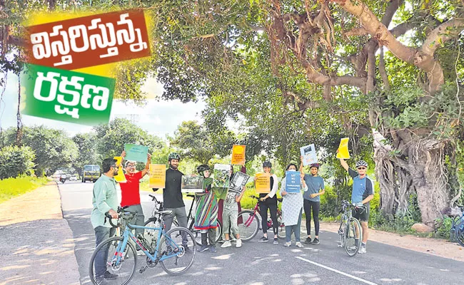 Peoples protest against felling of Banyan Trees on the Chevela-Vikarabad road - Sakshi