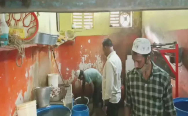 Vijayawada Municipal Corporation Seizes 500 KG Of Rotten Meat - Sakshi