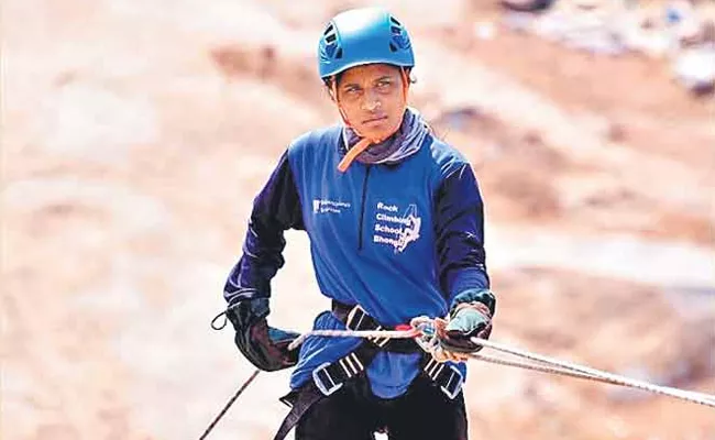 Telangana Mountaineer Anvitha Reddy Climbed Nepal Manaslu Create Record - Sakshi