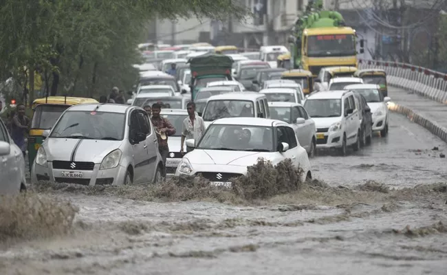 Delhi sees a new record amid heavy rain over last 24 hours - Sakshi