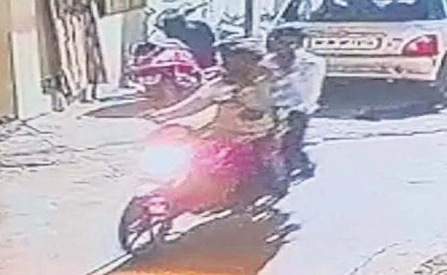 Home Guard Two Wheeler Stolen Mobile Snatching While Riding On - Sakshi