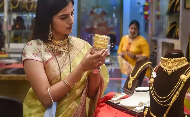 How Should People Buy Gold During Dhanteras And Diwali - Sakshi